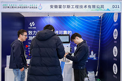 jiuyoucom团队与客户交流